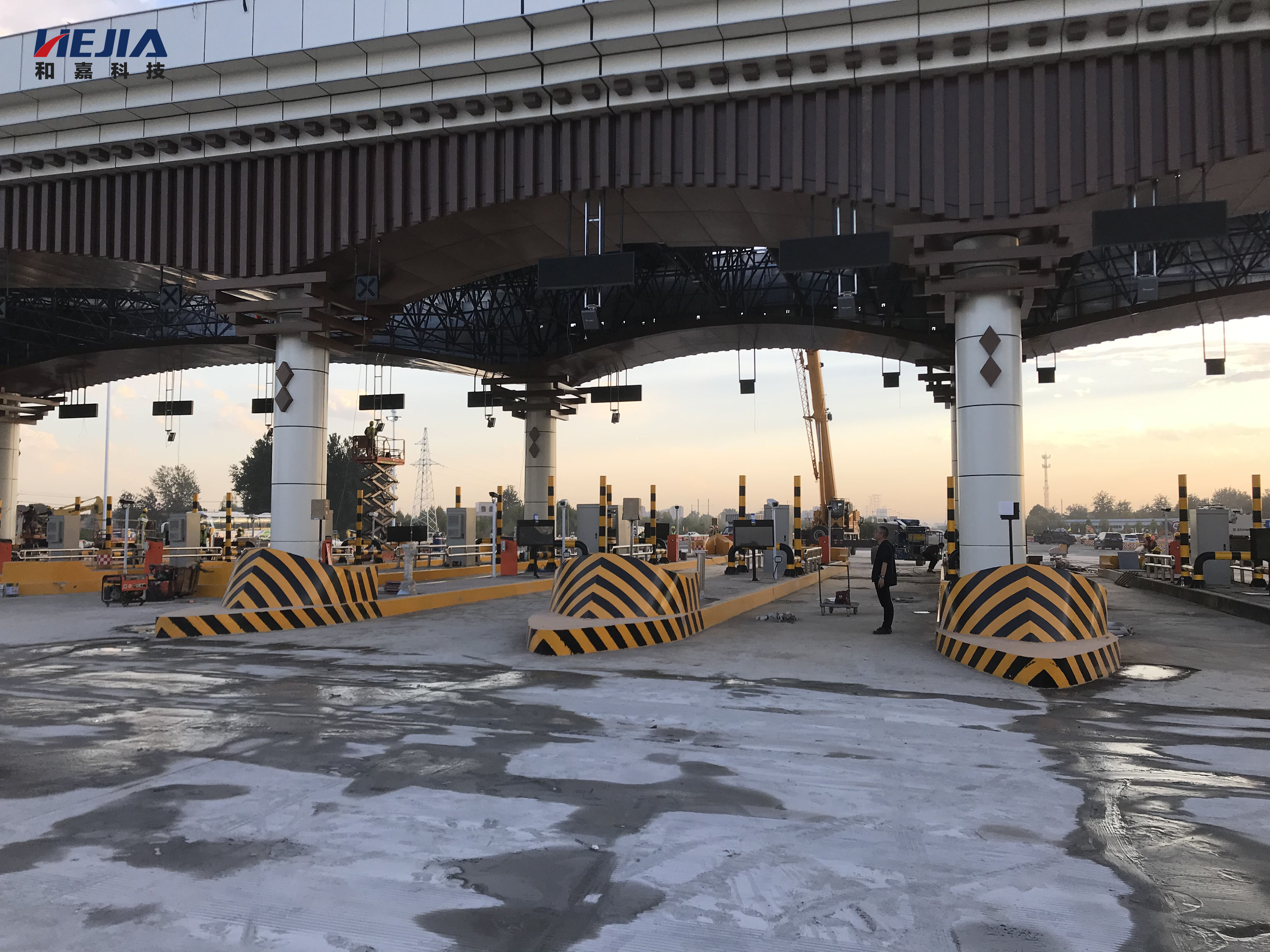 加班加點趕進度，中秋佳節不停工